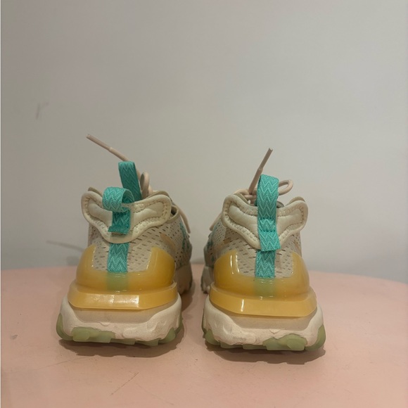 Nike - Picture 4 of 6